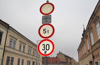 Fellegekből leselkedő tiltó tábla