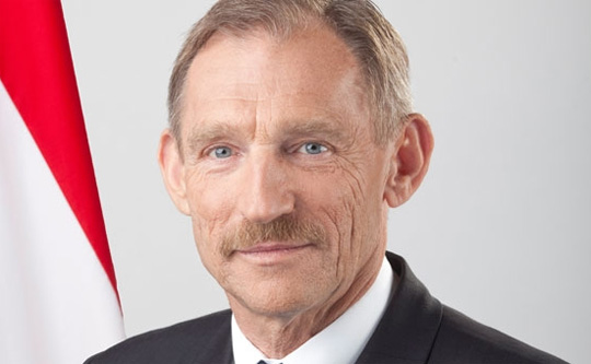 Pintér Sándor kitüntette a pécsi Zsolnay-negyed tervezőit