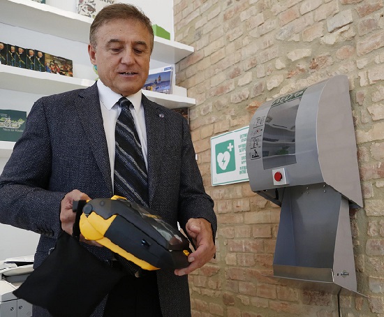 16 automata defibrillátort telepítettek Pécsen