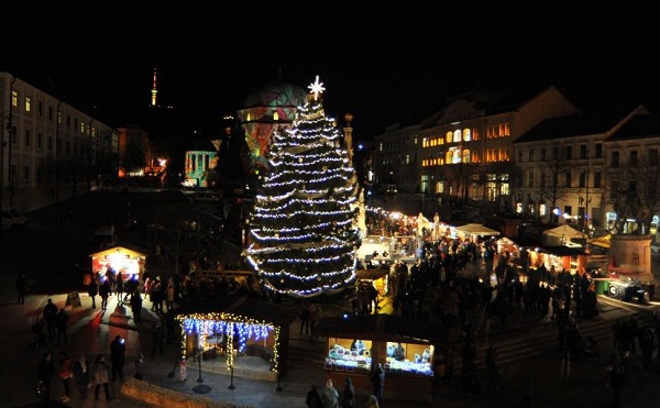 Kar&aacute;csnyig tart az Adventi K&eacute;zműves &eacute;s Mesev&aacute;s&aacute;r P&eacute;csett