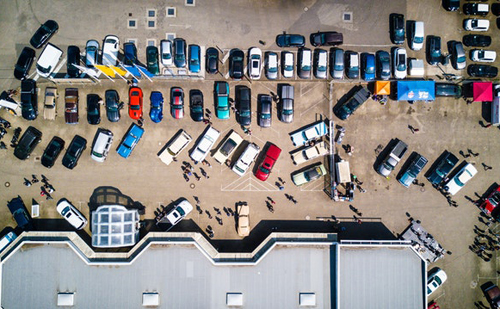 Rept&eacute;ri parkol&aacute;s az utaz&aacute;s alatt