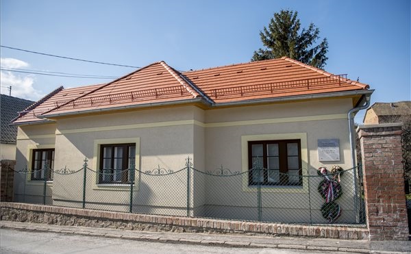 Emlékházat avattak Pécsett