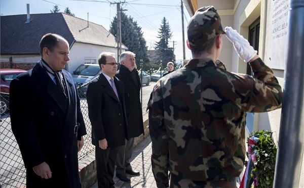 A kommunizmus &aacute;ldozatainak eml&eacute;knapja alkalm&aacute;b&oacute;l felavatt&aacute;k Kov&aacute;cs B&eacute;la eml&eacute;kh&aacute;z&aacute;t P&eacute;csett