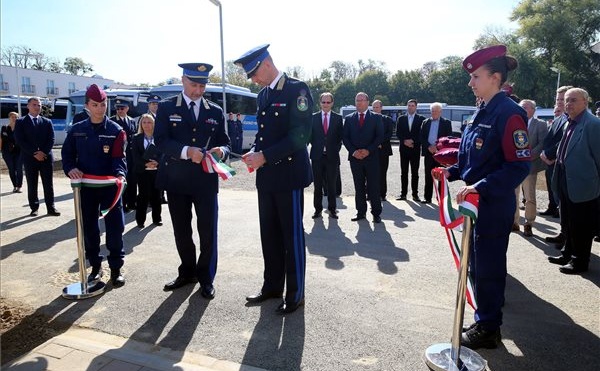 A pécsi határvadászok új épületét adták át
