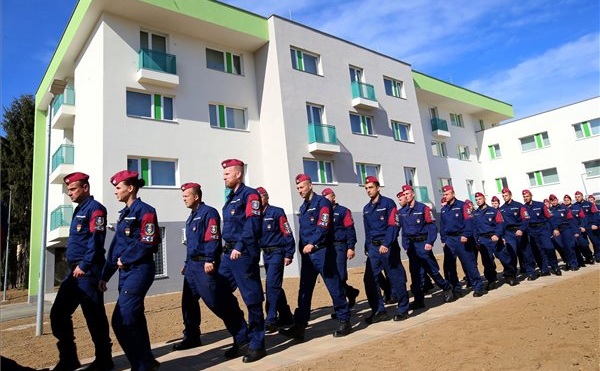 &Aacute;tadt&aacute;k a p&eacute;csi hat&aacute;rvad&aacute;szok elhelyez&eacute;s&eacute;re szolg&aacute;l&oacute; &uacute;j &eacute;p&uuml;letet
