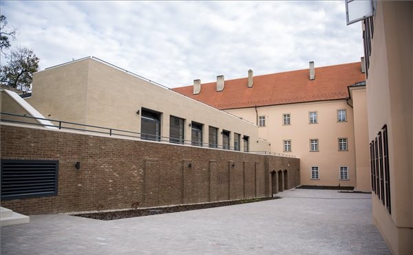 Új tornacsarnokot adtak át Pécsett