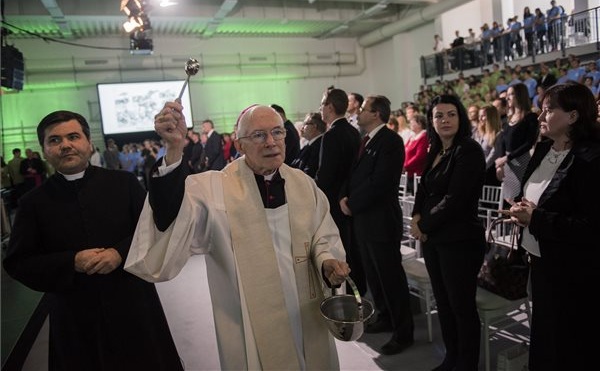 &Uacute;j tornacsarnokot adtak &aacute;t P&eacute;csett