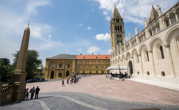 Megújult a pécsi Dóm tér