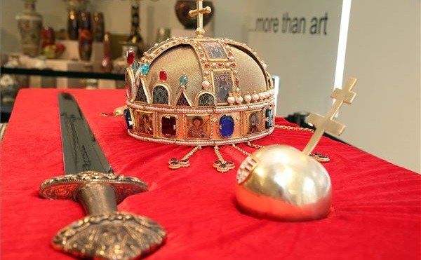 A koronázási ékszerek másolatai láthatóak Pécsen