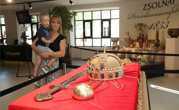 A koronázási ékszerek másolatai láthatóak Pécsen