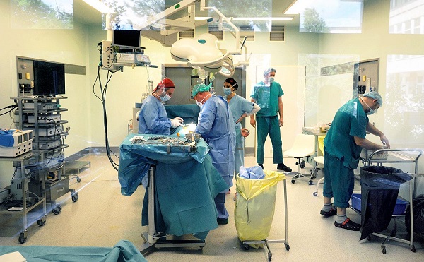 Háromszázmilliós program segíti az idegsebészeti gyógyítást Pécsen