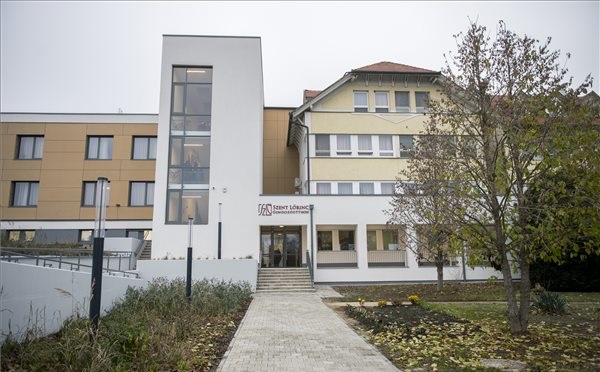 Új épületszárnnyal bővült a pécsi a Szent Lőrinc Gondozóotthon