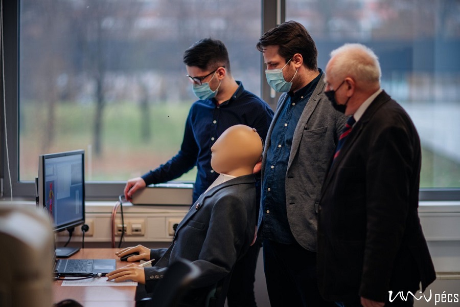 F&uuml;l&ouml;p L&aacute;szl&oacute; (jobbra) konzult&aacute;l Ozdi Andr&aacute;s hallgat&oacute;val (balra) &eacute;s Cak&oacute; Bal&aacute;zs Phd-hallgat&oacute;val