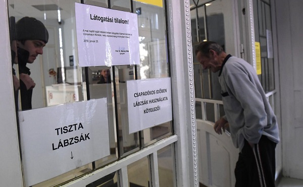 Látogatási tilalmat rendeltek el a pécsi klinikai központ fekvőbetegosztályain