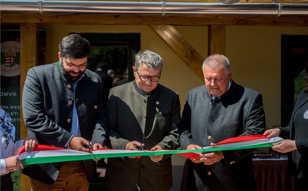 Átadták a martonfai vadász- és ifjúsági központot