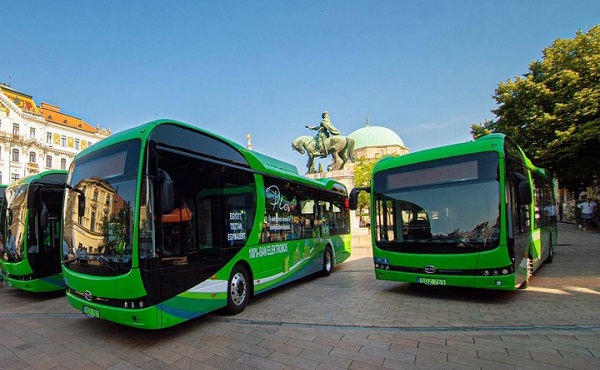 Elektromos autóbuszokat adtak át Pécsen