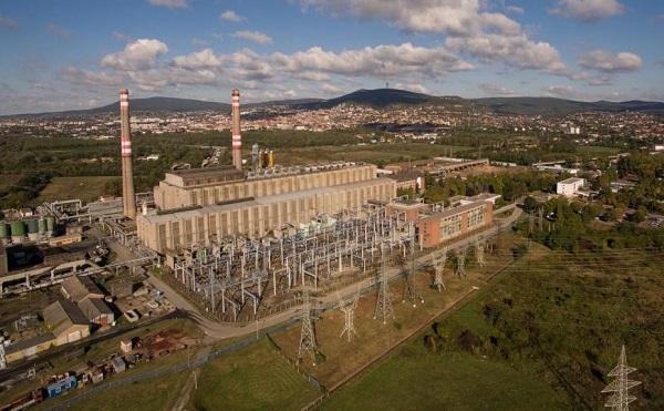 T&ouml;bb mint negyven tonna kidobott fenyőf&aacute;t &eacute;getnek el a p&eacute;csi erőműben