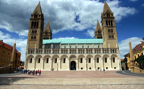 A tervek szerint haladnak a felújítási munkálatok a pécsi székesegyházban