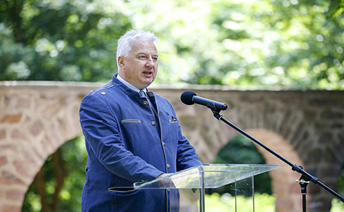 Átadásra került az Új templom turistapihenő, a mecseki Jakab-hegyen 