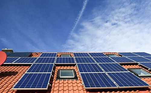 Pécsen indítja el működését hazánk első napelemes tetőcserepet gyártó üzeme 