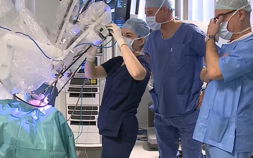 Elvégezte első manduladaganat-műtétjét a pécsi robotsebész